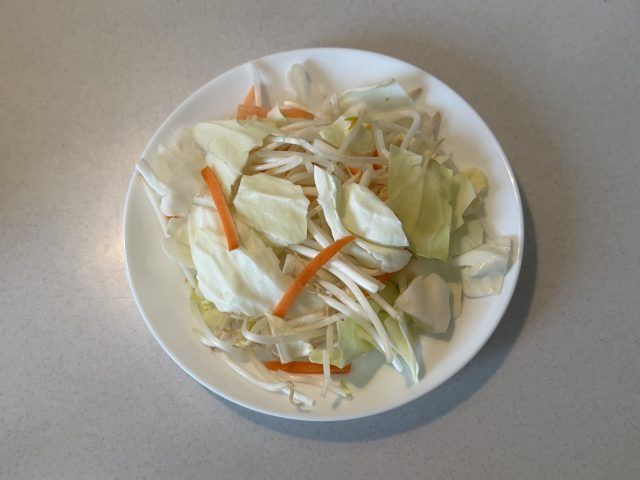 耐熱皿にカット野菜を入れる