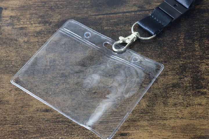 透明な名札入れ部分と金具のアップ