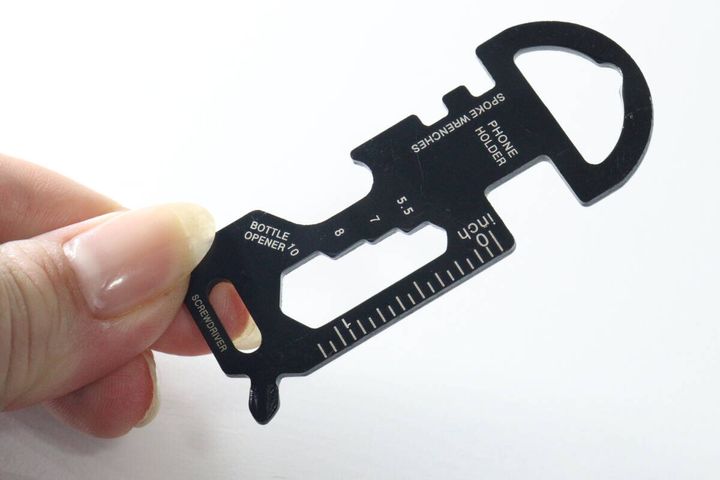 女性の指が黒い7wayマルチツールを指でつまんで持っている