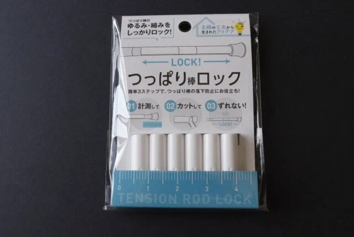 ダイソーの「つっぱり棒ロック」商品パッケージ。黒い背景に置かれている。