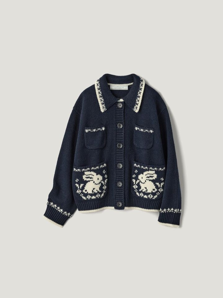 紺色に白いウサギ柄のジャカードポロカーディガンが平置きされている