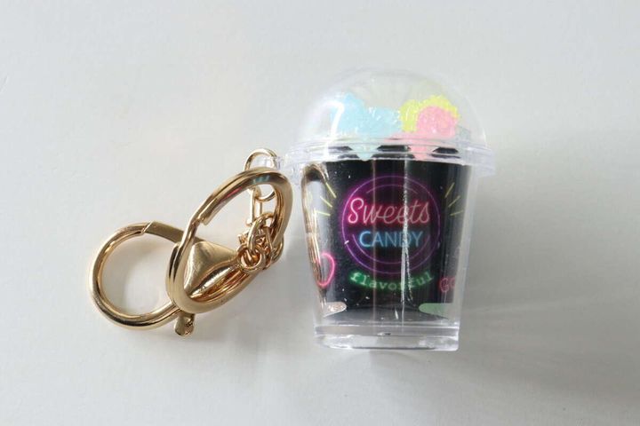 お菓子カップ型キーホルダー本体とゴールドのカニカンとリング