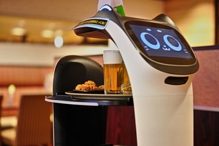 配膳ロボットから他人が注文した料理を取った場合、窃盗罪に？（画像はイメージ）