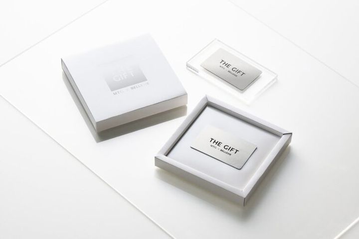 白い箱に収められたTHE GIFTのカード