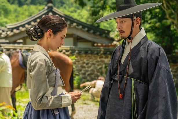 チョ・ウォンは巧みな話術と計算高いアプローチで、ヒヨンの心を乱れていく Netflixシリーズ「スキャンダル」独占配信中