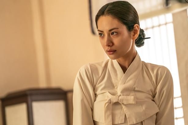 ヒヨンは、亡き夫の後を追って自決する“烈女”となるよう、周囲から圧力を受けていた Netflixシリーズ「スキャンダル」独占配信中