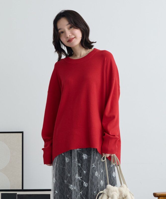 レッドのクルーネックニットプルオーバー