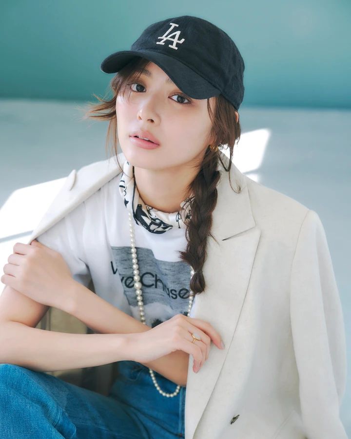 内田理央 キャップコーデ