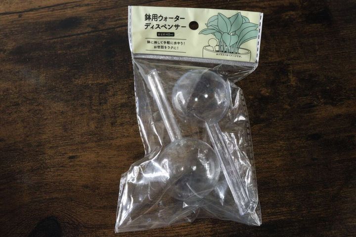 セリアの「鉢用ウォーターディスペンサー」が2個、パッケージに入った状態