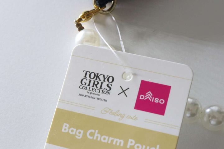 ダイソーのバッグチャームポーチの商品タグの表面。TOKYO GIRLS COLLECTIONとのコラボ表記が見える。