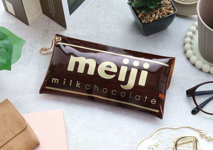 明治ミルクチョコレートのパッケージデザインがプリントされたクリアポーチ
