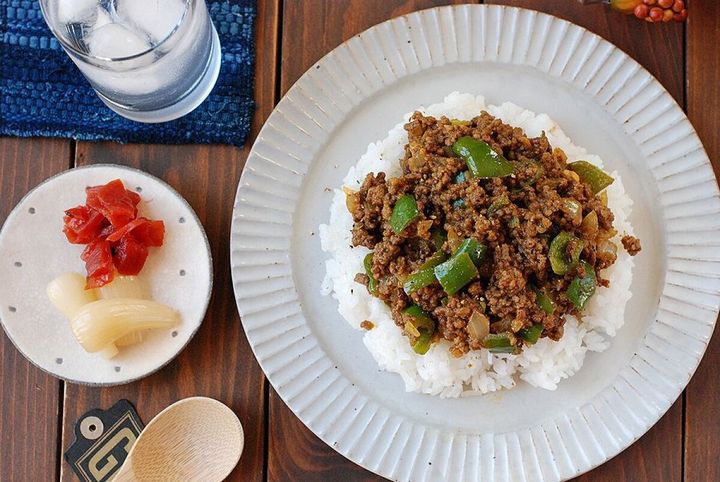 完成したピーマンドライカレーがご飯に盛られ、福神漬けとらっきょうが添えられた食卓の俯瞰写真
