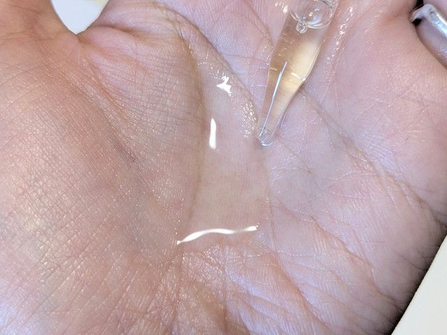 ヴァーチェのマルラオイルをスポイトで手のひらに出した様子