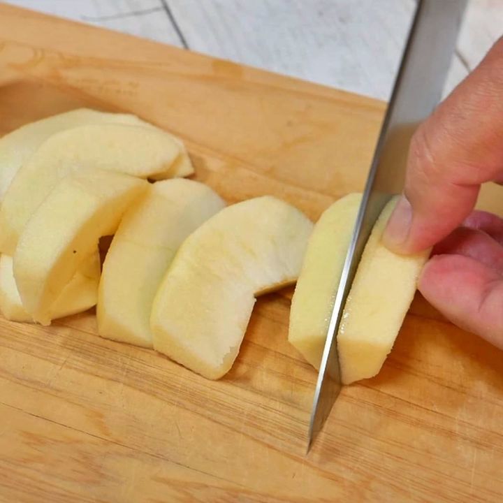 りんごを薄いくし形切りにした様子
