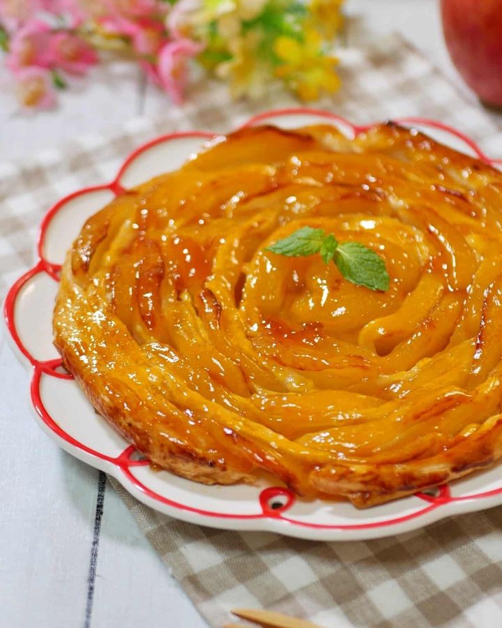 りんごとパイシートを巻いて作るアップルパイ