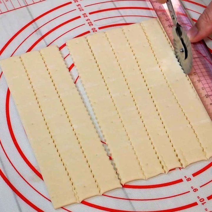冷凍パイシートを細長く切った様子