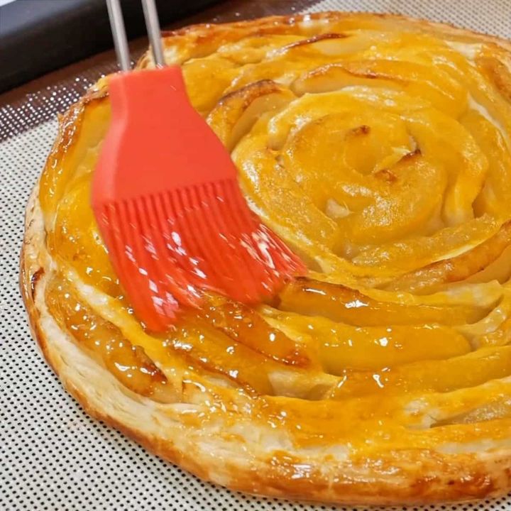 焼き上がったアップルパイにアプリコットジャムを塗る様子