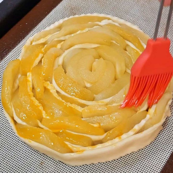 卵黄を塗ったアップルパイを焼く前の様子