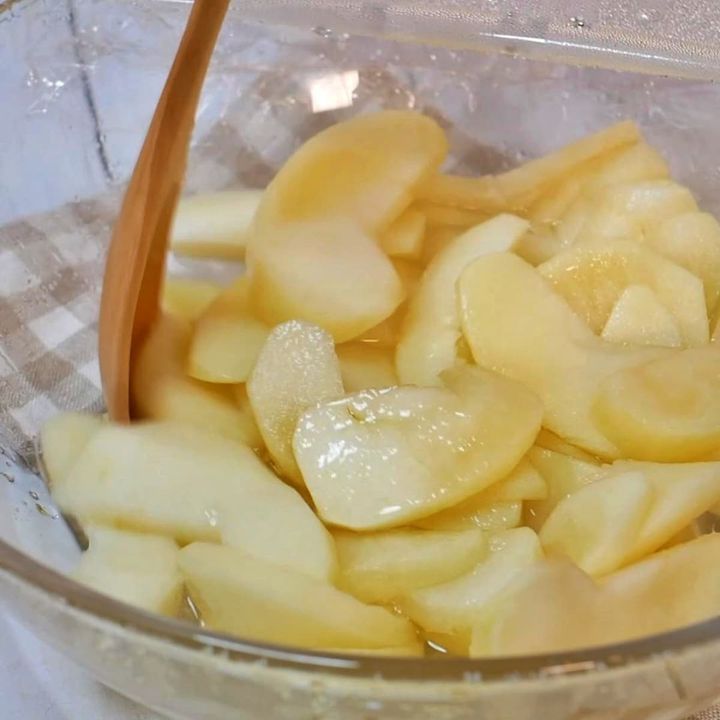 電子レンジで加熱したりんご
