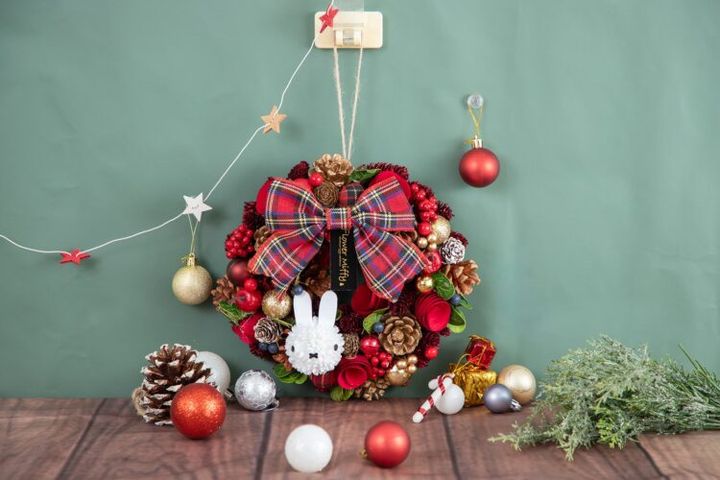 チェックリボンとミッフィーマムを使ったクリスマスリースの使用イメージ