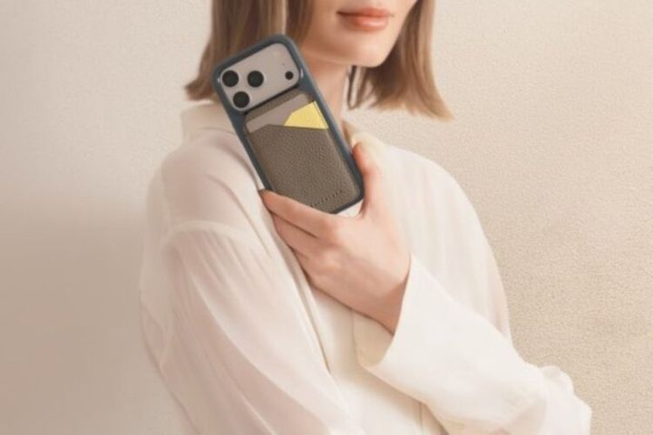 スマートフォンにバイカラーのカードケースを装着した例