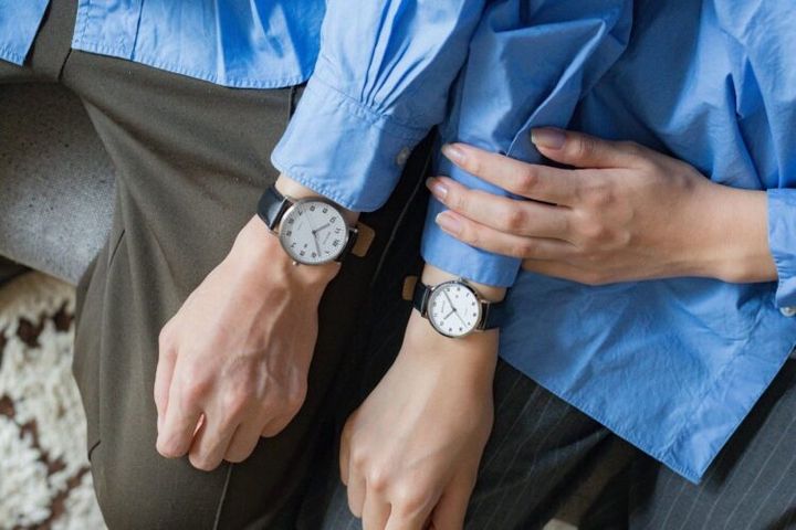 34mmと40mmの時計をペアで着ける様子