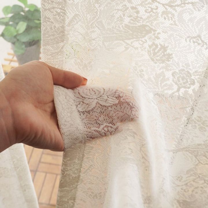手を透かして生地の織り柄を見せる様子