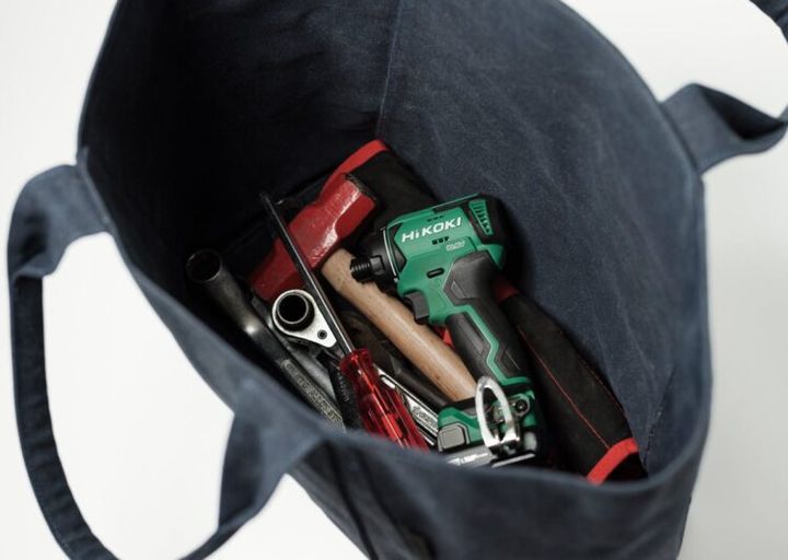 広い開口部から工具を入れたバッグの使用例