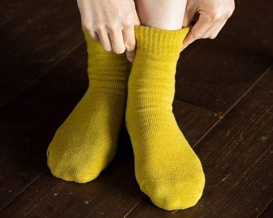 履くだけで“温熱×かかと保湿”を叶えるバイカラー靴下「かかとうるるそっくす」発売