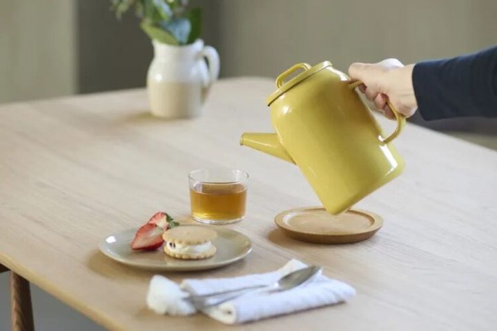 イエローのmyPOTから食卓のカップへ注ぐ様子
