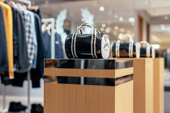 ティップラインを思わせるラインを配した木製什器