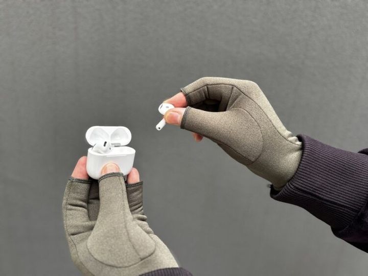 指先を使ってイヤホンを取り出すP.O.GLOVESの使用例
