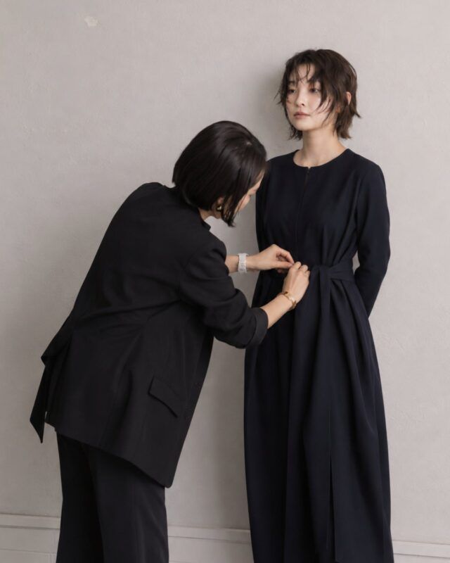 澪ワンピースのフィッティングでシルエットを調整する様子