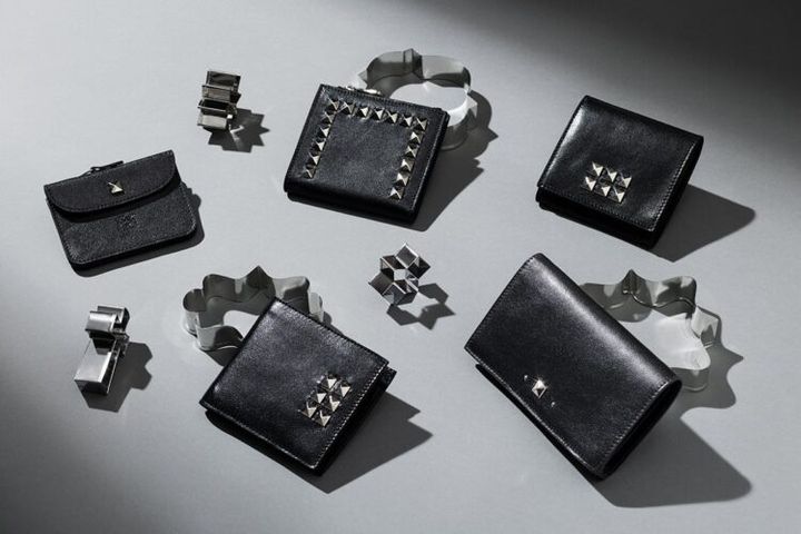 黒のキャニオンレザーとニッケルスタッズを組み合わせた財布5型