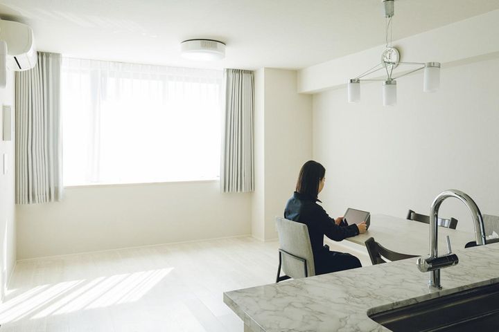 服はワンピース1枚、年間3着で回す。Nozomiさんの「持たない暮らし」で家事30分にする工夫