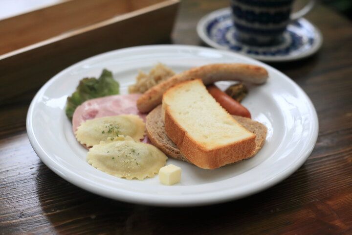 自家製パンのモーニングも。建物丸ごとドイツを再現した「ベッカライ＆カフェBitte」