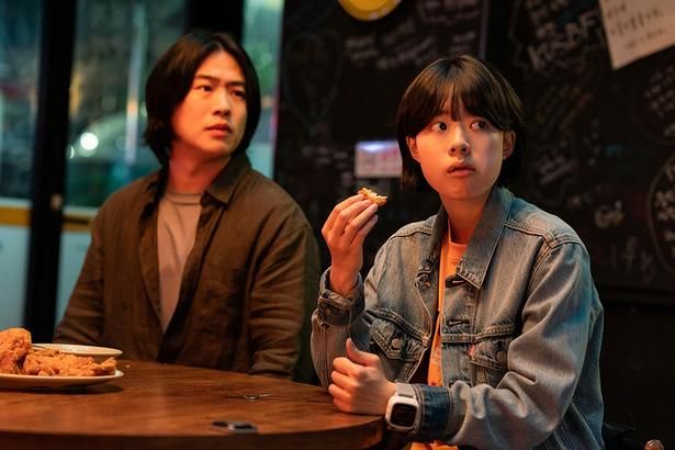 息ですべてを吹き飛ばすチソン [c]2025 NEXT ENTERTAINMENT WORLD & ANNAPURNA FILMS. All Rights Reserved. 
