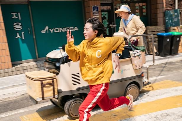 時速100kmで街を駆け抜けるワンソ [c]2025 NEXT ENTERTAINMENT WORLD & ANNAPURNA FILMS. All Rights Reserved. 