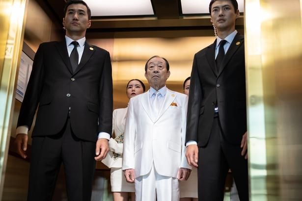 5人の前に立ちはだかるヨンチュン [c]2025 NEXT ENTERTAINMENT WORLD & ANNAPURNA FILMS. All Rights Reserved. 