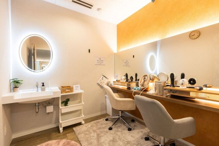 FIT-BEAUTYの鏡と美容機器を備えたスペースのイメージ