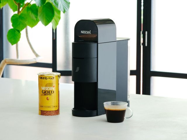 プレミアムブラックのkotoneとつめかえパック、コーヒーの入ったグラス