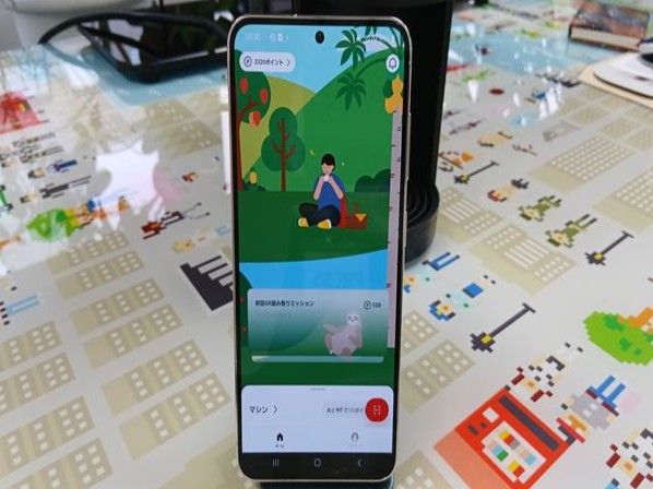専用アプリ「NESCAFÉ」のホーム画面を表示したスマートフォン