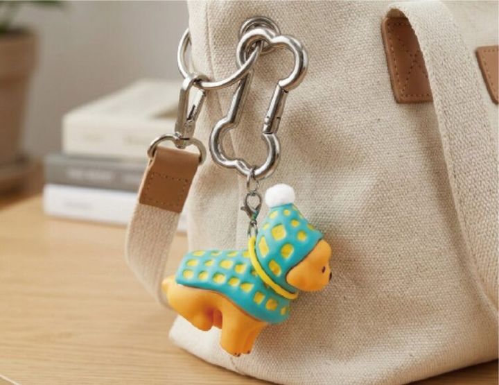 BOX版の骨型カラビナを使ってバッグに付けた例