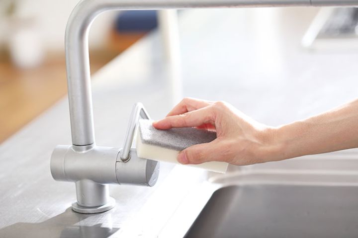 【2】キッチンペーパーを外し、食器用スポンジでこする。根元など細かいところは古歯ブラシを使うと落としやすい。クエン酸が残らないようにしっかり水で流し、水けを拭く。