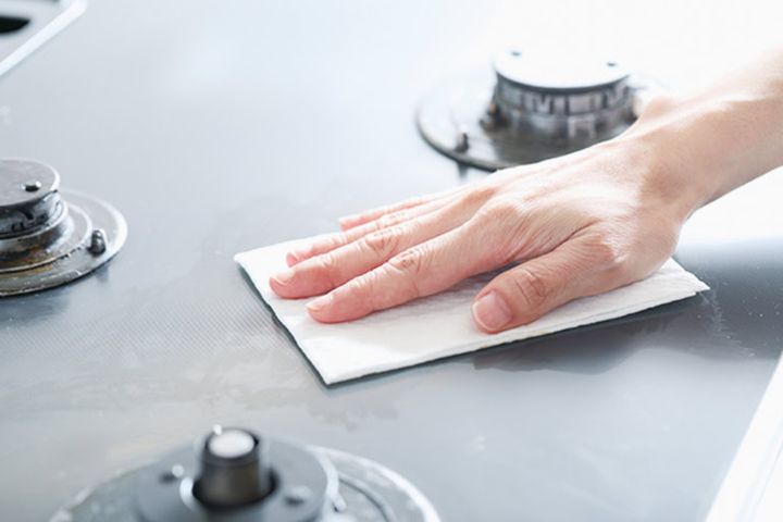 軽い汚れの場合は、キッチン用のお掃除シートでOK。気になったところをサッと拭く。