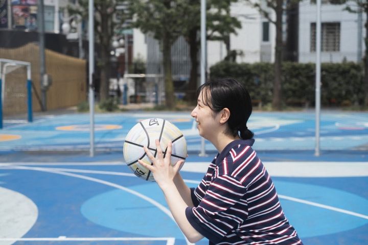 朝の楽しい過ごし方、大久保公園のコートで朝からバスケ🏀 【FUDGENA：荒木知佳のゆったりモーニング vol.4】