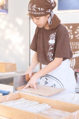 全国高校生そば打ち大会優勝の高校生たちが打つ絶品手打ちそばを500セット限定で販売