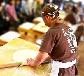 全国高校生そば打ち大会優勝の高校生たちが打つ絶品手打ちそばを500セット限定で販売