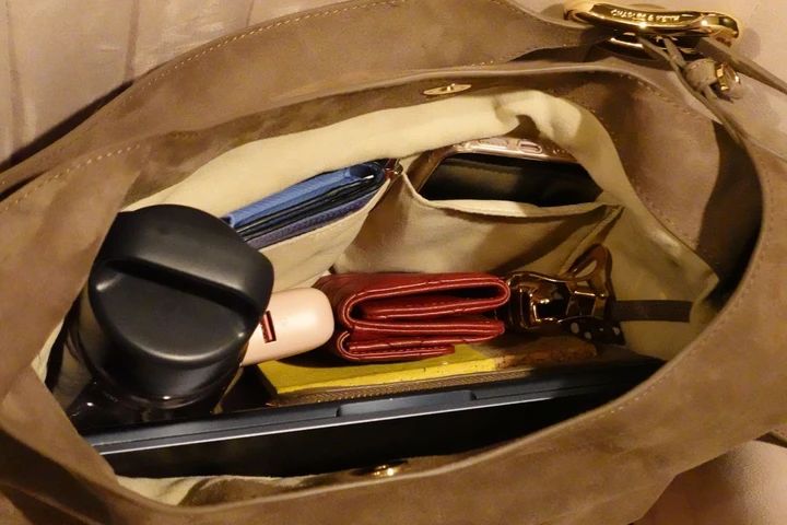 チャールズ＆キース Aislin ホーボーバッグの中に13インチのPCと小物を入れたところ