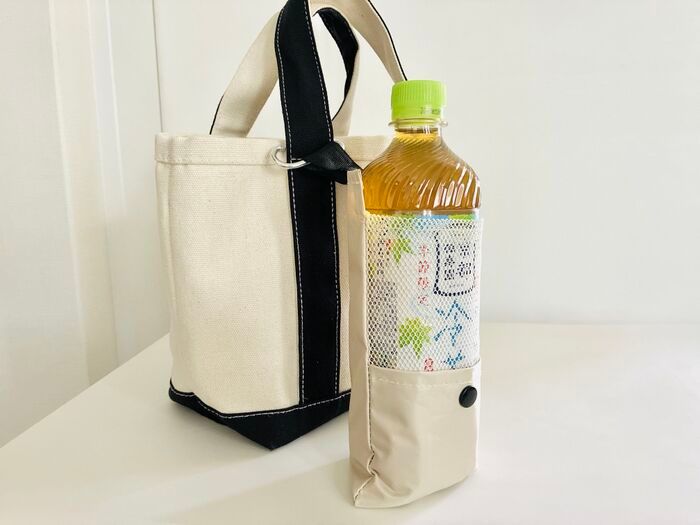 【セリア】「考えた人、天才！」600mLのペットボトルが収納できる“ミニポーチ”の正体とは？